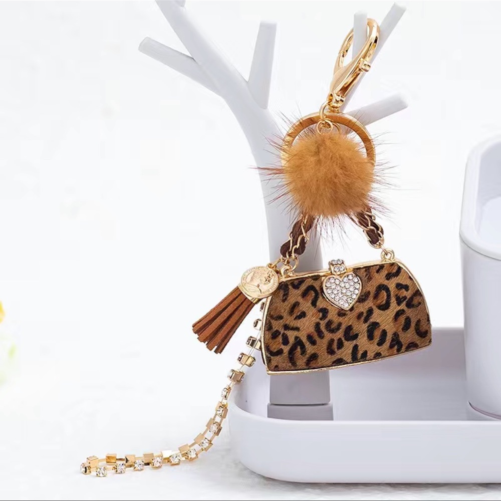 NWT Cheetah Keychain/Bag Charms clip it on wear it in so many ways it’s stylish - Picture 2 of 7
